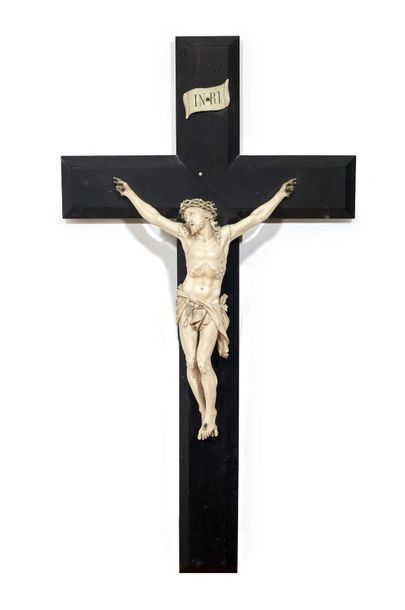 DIEPPE, XIXème siècle 
Crucifix en bois et ivoire
Hauteur du christ 28,5 cm
