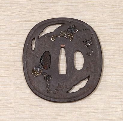 JAPON - Epoque EDO (1603 - 1868) 
Deux tsuba en fer: nagamaru gata à décor en léger...