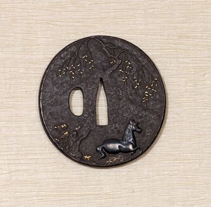 JAPON - Epoque EDO (1603 - 1868) 
Nagamaru gata en fer à décor en léger relief et...