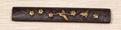 JAPON - Epoque EDO (1603 - 1868) 
Deux kozuka en fer, l'un à décor de prunier en...