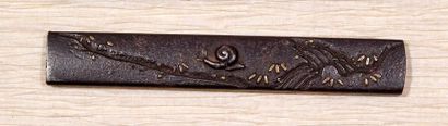 JAPON - Epoque EDO (1603 - 1868) 
Deux kozuka en fer, l'un à décor de prunier en...