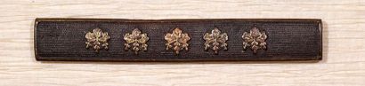 JAPON - Epoque EDO (1603 - 1868) 
Deux kozuka, l'un en shibuichi à décor de môn au...