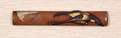 JAPON - XIXE SIÈCLE 
Kozuka in suaka with inlaid decoration in relief of shibuichi...