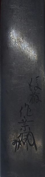 JAPON - XIXE SIÈCLE 
Kozuka en shakudo à décor en incrustation de cuivre doré de...