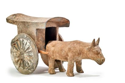 CHINE - Epoque HAN (206 av. JC - 220 ap. JC) 
Unglazed terracotta ox cart.
L. chariot...