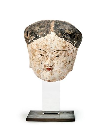 CHINE - Epoque HAN (206 av. JC - 220 ap. JC) 
Terracotta court lady's head with black...