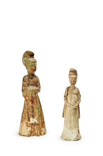 CHINE - Epoque SUI (581 - 618) 
Deux petites statuettes de dames de cour en terre...