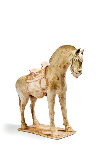 CHINE - Epoque SUI (581 - 618) 
Terracotta horse stopped on a base, saddled, and...