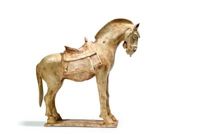 CHINE - Epoque SUI (581 - 618) 
Terracotta horse stopped on a base, saddled, and...
