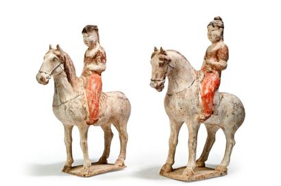 CHINE - Epoque TANG (618 - 907) 
Pair of terracotta and engobe riders, the horses...