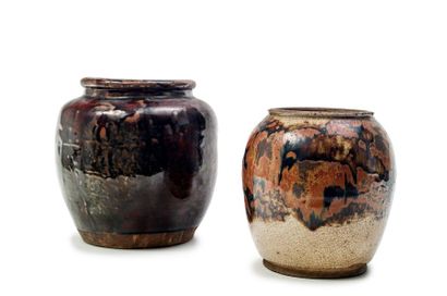 JAPON, Fours de Seto Epoque EDO (1603 - 1868) 
Two stoneware pots, one dark brown...