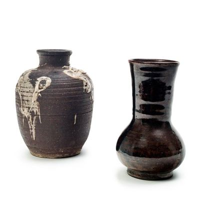 JAPON, Fours de Karatsu et Seto 
Small pot in brown striated stoneware, the shoulder...