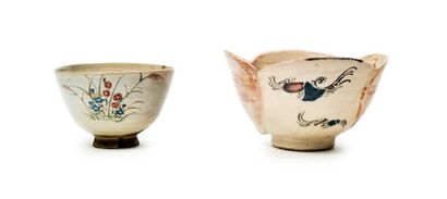 JAPON - XIXE SIÈCLE 
Two bowls in beige cracked glazed stoneware, one with polychrome...