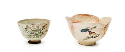 JAPON - XIXE SIÈCLE 
Two bowls in beige cracked glazed stoneware, one with polychrome...