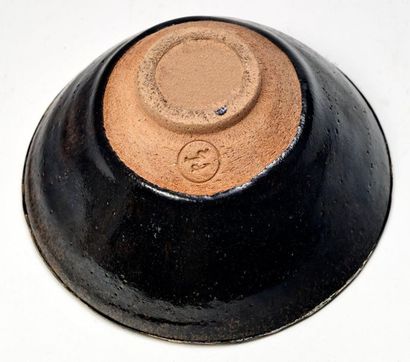 JAPON - XIXE SIÈCLE 
Temmoku (tea bowl) in glazed stoneware with hare fur, the rim...