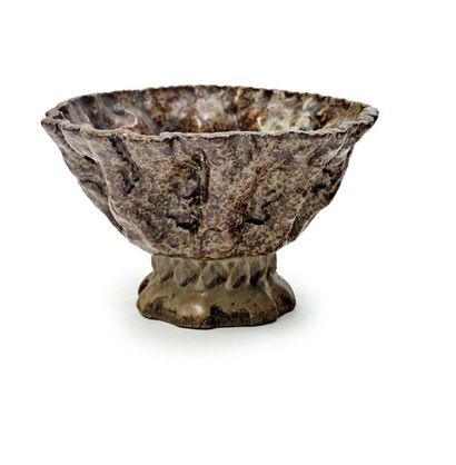 JAPON - Fin Époque EDO (1603 - 1868) 
Large bowl on a pedestal of irregular and dented...