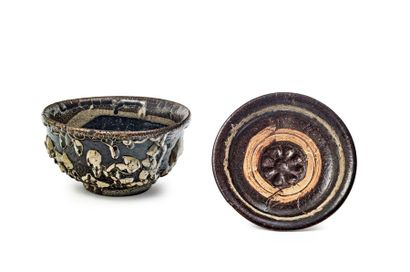 JAPON, Fours de Satsuma 
Large red stoneware bowl, brown and white enamel forming...