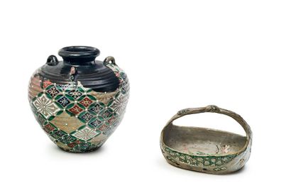 JAPON - Epoque MEIJI (1868 - 1912) 
Cracked grey enamelled stoneware jar with polychrome...