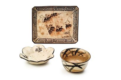 JAPON, Fours de Kyoto 
Rectangular bowl with chamfered sides in beige, brown and...