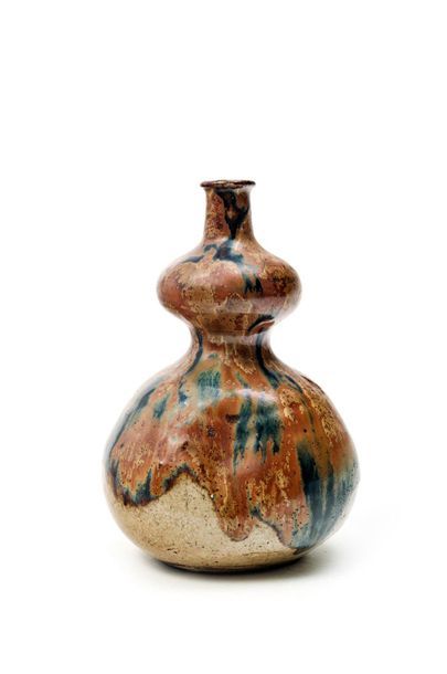 JAPON, Fours d'Ofuke 
Stoneware vase in the shape of an irregular double gourd, partially...