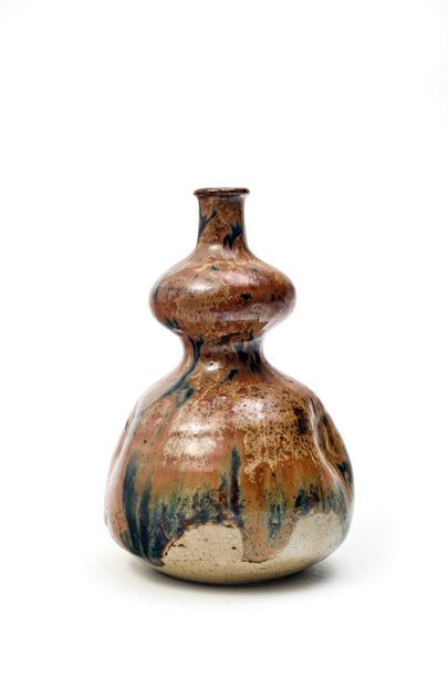 JAPON, Fours d'Ofuke 
Stoneware vase in the shape of an irregular double gourd, partially...