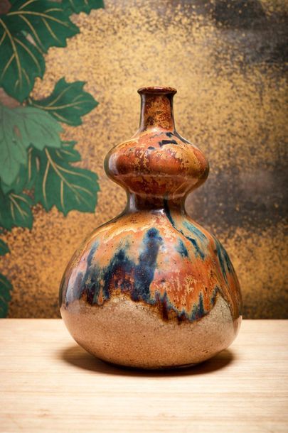 JAPON, Fours d'Ofuke 
Vase en grès en forme de double gourde irrégulière, partiellement...