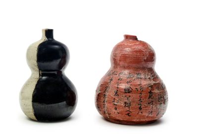 JAPON, Fours de Raku 
Deux vases en forme de doubles gourdes, l'un émaillé rouge...
