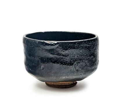 JAPON, Fours de Kyoto 
Chawan (tea bowl) kuro raku of wan nari shape in black glazed...