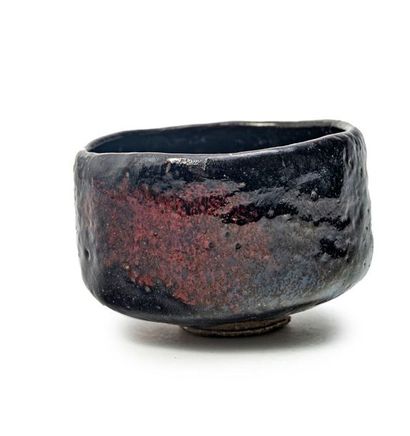 JAPON, Fours de Raku 
Chawan (tea bowl) of naka tsutsu shape in grey stoneware enamelled...