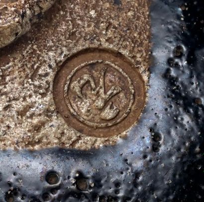 JAPON, Fours de Raku 
Chawan (bol à thé) de forme naka tsutsu en grès gris émaillé...