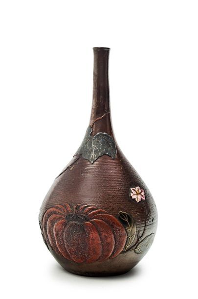 JAPON, Fours de Bizen 
Vase bouteille en grès brun à décor en incrustation d'aogai,...