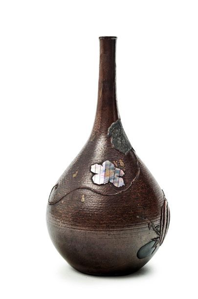 JAPON, Fours de Bizen 
Vase bouteille en grès brun à décor en incrustation d'aogai,...