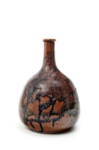 JAPON, Fours de Takatori 
Fawn brown enamelled stoneware bottle vase with brown and...