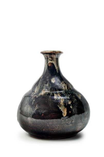 JAPON - Epoque EDO (1603 - 1868) 
Vase piriforme à col légèrement évasé en grès émaillé...