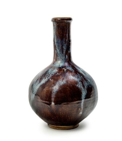JAPON, Fours de Takatori 
Globular vase with high neck in brown glazed stoneware,...