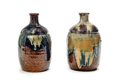 JAPON, Fours de Tamba 
Pair of tokkuri (sake bottles) in brown glazed stoneware with...