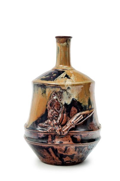 JAPON - Epoque EDO (1603 - 1868) 
Tokkuri (sake bottle) in brown enamelled stoneware...