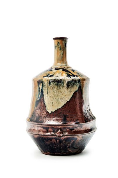 JAPON - Epoque EDO (1603 - 1868) 
Tokkuri (sake bottle) in brown enamelled stoneware...
