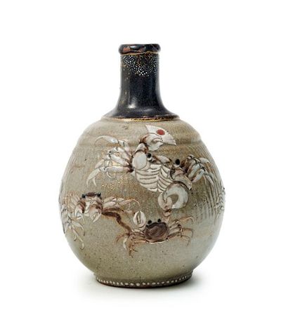 JAPON - Epoque MEIJI (1868 - 1912) 
Tokkuri (bouteille à saké) en grès émaillé gris...