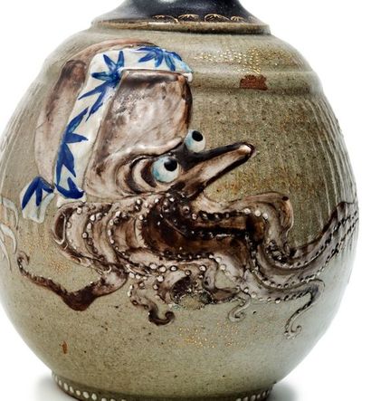 JAPON - Epoque MEIJI (1868 - 1912) 
Tokkuri (sake bottle) in grey enamelled stoneware...
