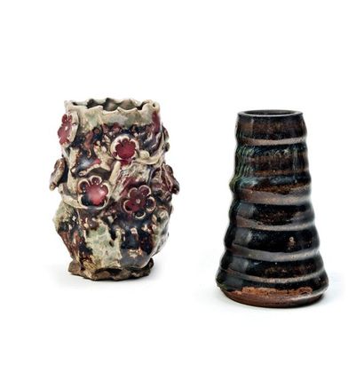 JAPON, Fours de Kyoto 
Deux petits vases en grès émaillé, l'un conique annelé émaillé...