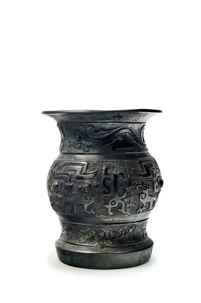CHINE - XIXe siècle 
Petit vase de forme zun à col évasé en bronze à décor archaisant...