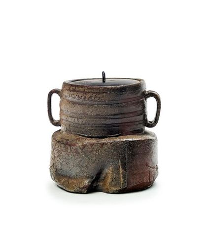 JAPON, Fours de Bizen 
Mizusashi (récipient à eau froide) en grès brun en forme de...