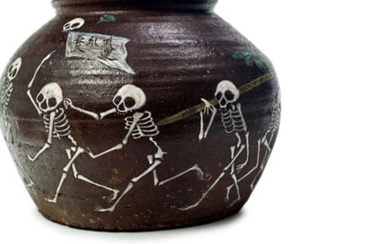 JAPON - Epoque MOMOYAMA (1573 - 1603) 
Brown enamelled stoneware cinerary urn with...