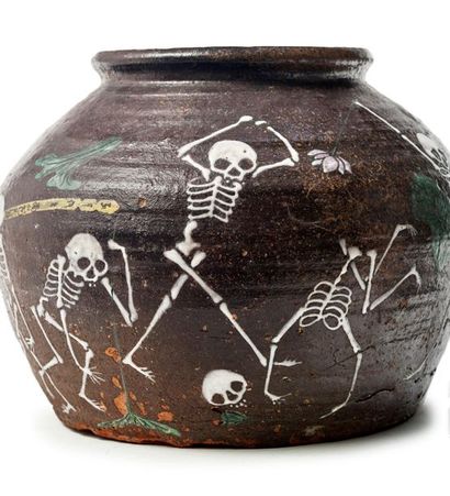 JAPON - Epoque MOMOYAMA (1573 - 1603) 
Brown enamelled stoneware cinerary urn with...
