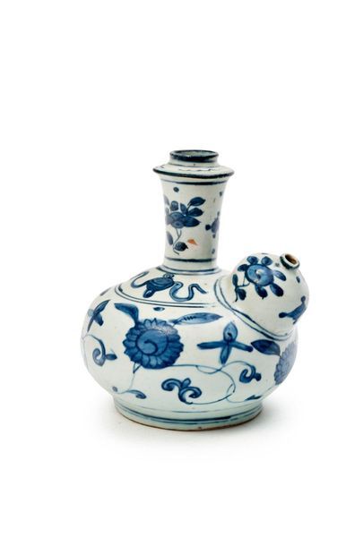 CHINE - XVIIe siècle 
Kendi en porcelaine à décor en bleu sous couverte de fleurs...