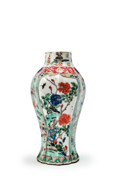 CHINE - EPOQUE KANGXI (1662 - 1722) 
Petit vase balustre polylobé à haute panse,...
