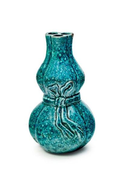 CHINE - XIXe siècle 
Petite vase en porcelaine émaillé oeuf de rouge gorge, en forme...