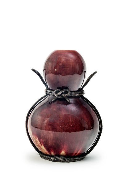 CHINE - Fin XIXe siècle 
Double gourd vase in flamed red porcelain, the metal frame...