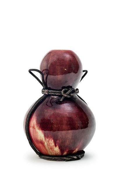 CHINE - Fin XIXe siècle 
Double gourd vase in flamed red porcelain, the metal frame...